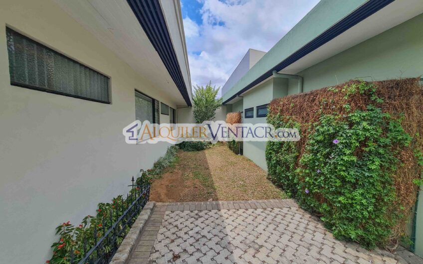 Casa de un nivel con uso de suelo mixto en San Rafael Escazú / sobre calle principal