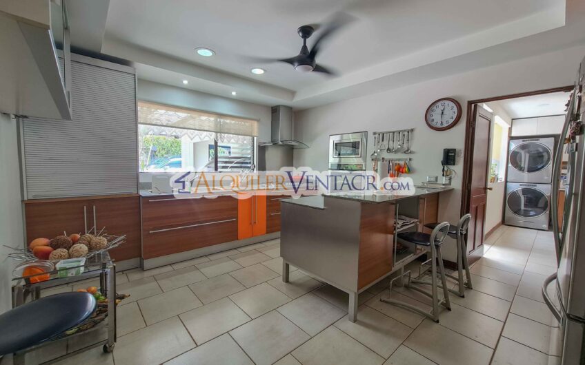 Casa de un nivel con uso de suelo mixto en San Rafael Escazú / sobre calle principal