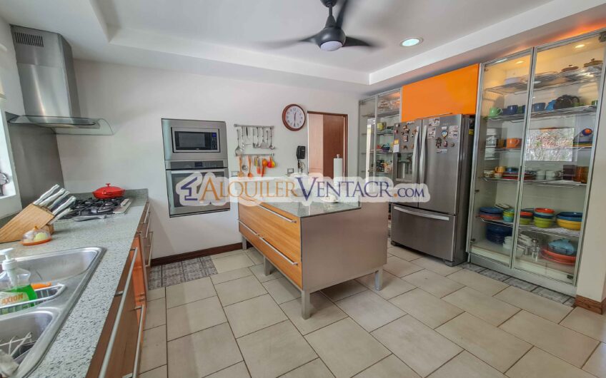 Casa de un nivel con uso de suelo mixto en San Rafael Escazú / sobre calle principal