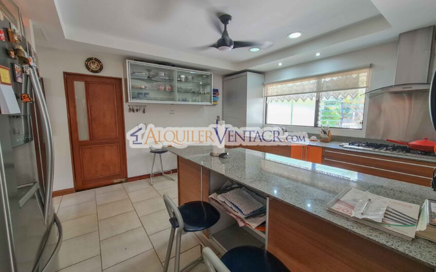 Casa de un nivel con uso de suelo mixto en San Rafael Escazú / sobre calle principal