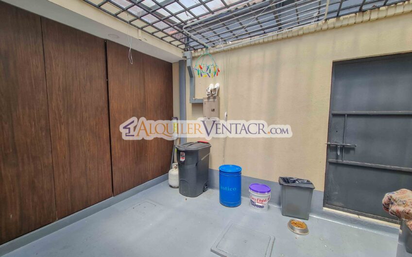 Casa de un nivel con uso de suelo mixto en San Rafael Escazú / sobre calle principal