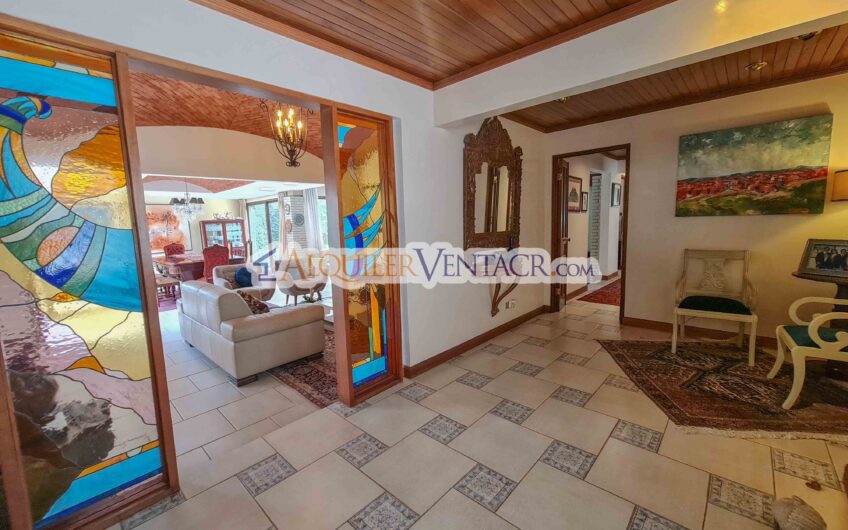 Casa de un nivel con uso de suelo mixto en San Rafael Escazú / sobre calle principal