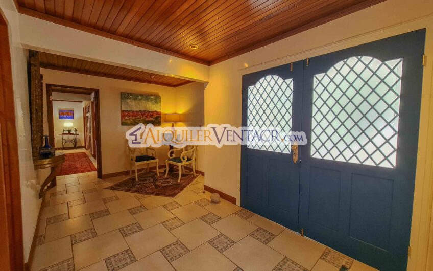 Casa de un nivel con uso de suelo mixto en San Rafael Escazú / sobre calle principal