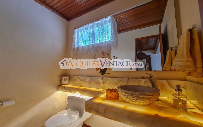 Casa de un nivel con uso de suelo mixto en San Rafael Escazú / sobre calle principal