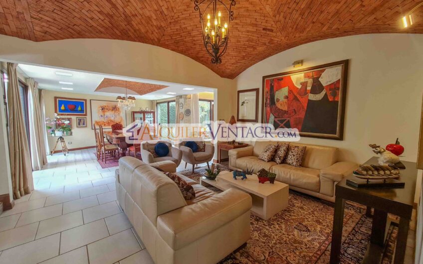 Casa de un nivel con uso de suelo mixto en San Rafael Escazú / sobre calle principal