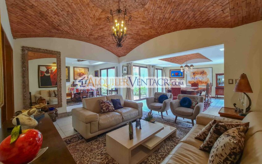 Casa de un nivel con uso de suelo mixto en San Rafael Escazú / sobre calle principal