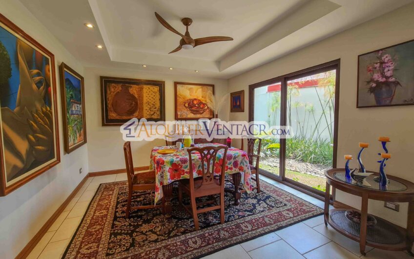 Casa de un nivel con uso de suelo mixto en San Rafael Escazú / sobre calle principal