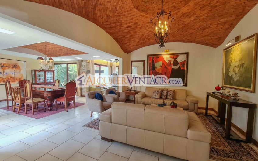 Casa de un nivel con uso de suelo mixto en San Rafael Escazú / sobre calle principal