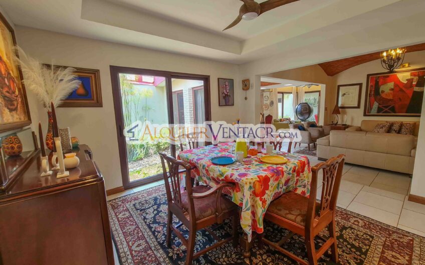 Casa de un nivel con uso de suelo mixto en San Rafael Escazú / sobre calle principal