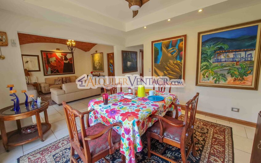 Casa de un nivel con uso de suelo mixto en San Rafael Escazú / sobre calle principal