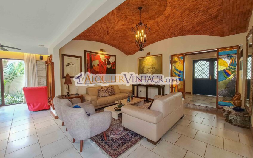 Casa de un nivel con uso de suelo mixto en San Rafael Escazú / sobre calle principal