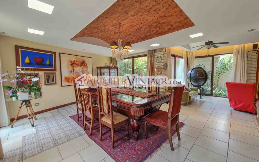 Casa de un nivel con uso de suelo mixto en San Rafael Escazú / sobre calle principal