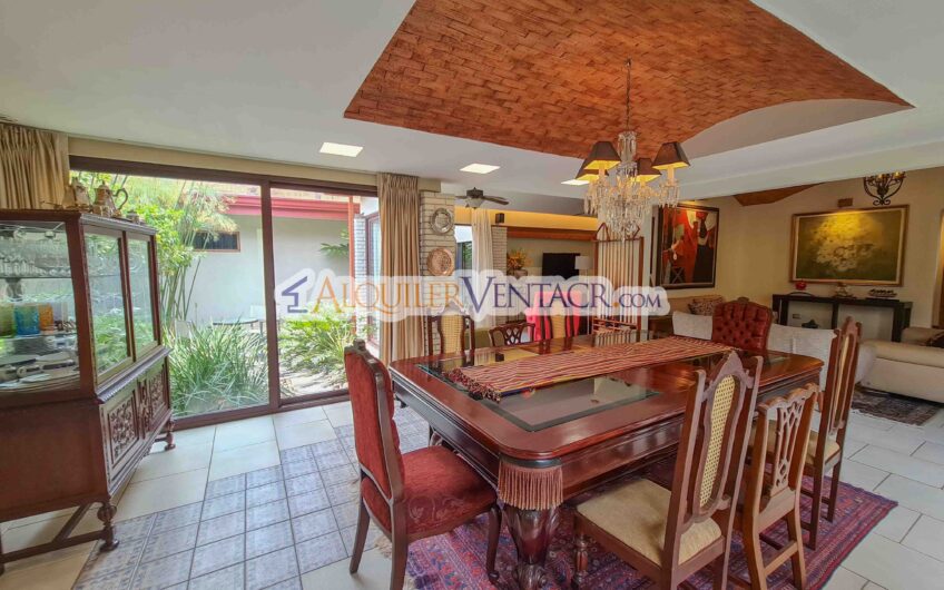 Casa de un nivel con uso de suelo mixto en San Rafael Escazú / sobre calle principal