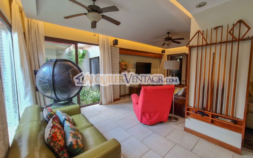 Casa de un nivel con uso de suelo mixto en San Rafael Escazú / sobre calle principal