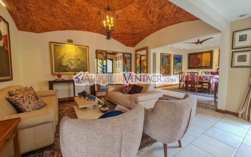 Casa de un nivel con uso de suelo mixto en San Rafael Escazú / sobre calle principal