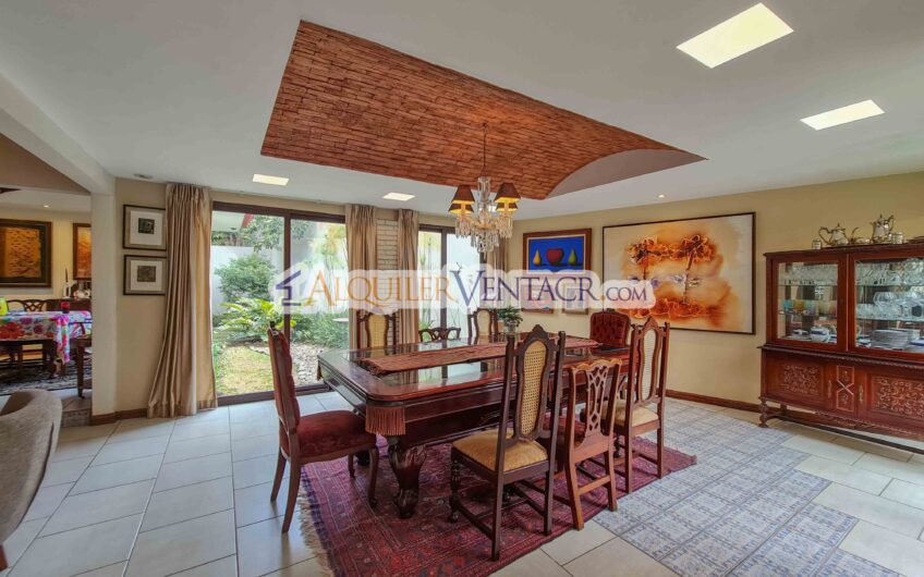 Casa de un nivel con uso de suelo mixto en San Rafael Escazú / sobre calle principal