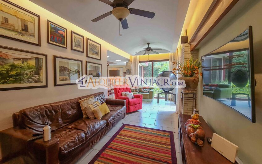 Casa de un nivel con uso de suelo mixto en San Rafael Escazú / sobre calle principal