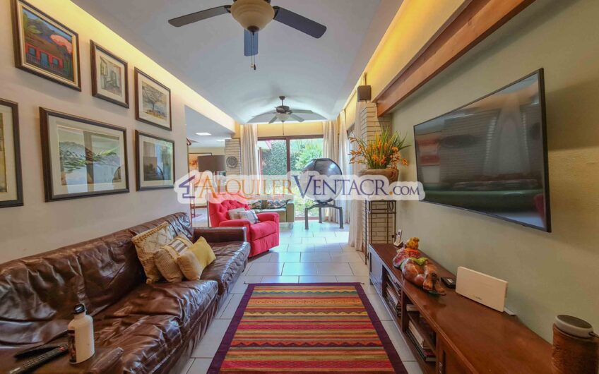 Casa de un nivel con uso de suelo mixto en San Rafael Escazú / sobre calle principal