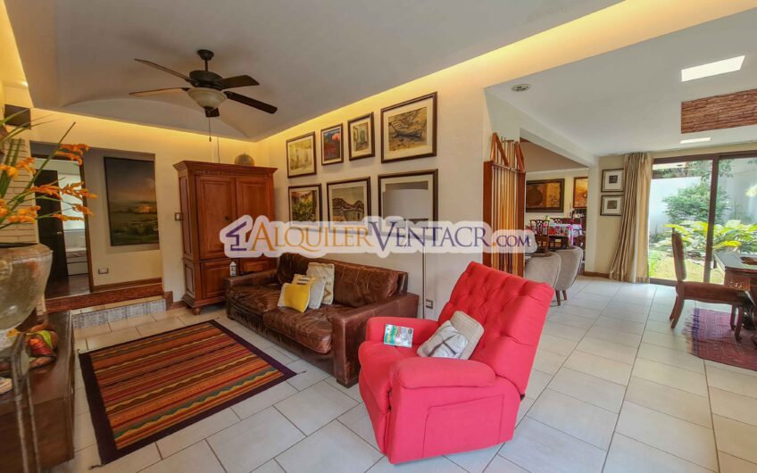 Casa de un nivel con uso de suelo mixto en San Rafael Escazú / sobre calle principal