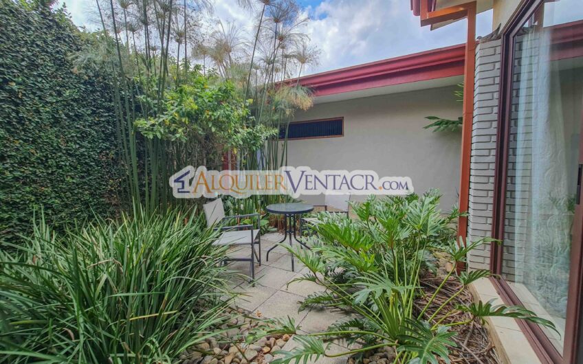 Casa de un nivel con uso de suelo mixto en San Rafael Escazú / sobre calle principal