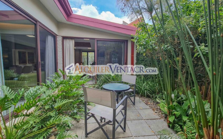 Casa de un nivel con uso de suelo mixto en San Rafael Escazú / sobre calle principal