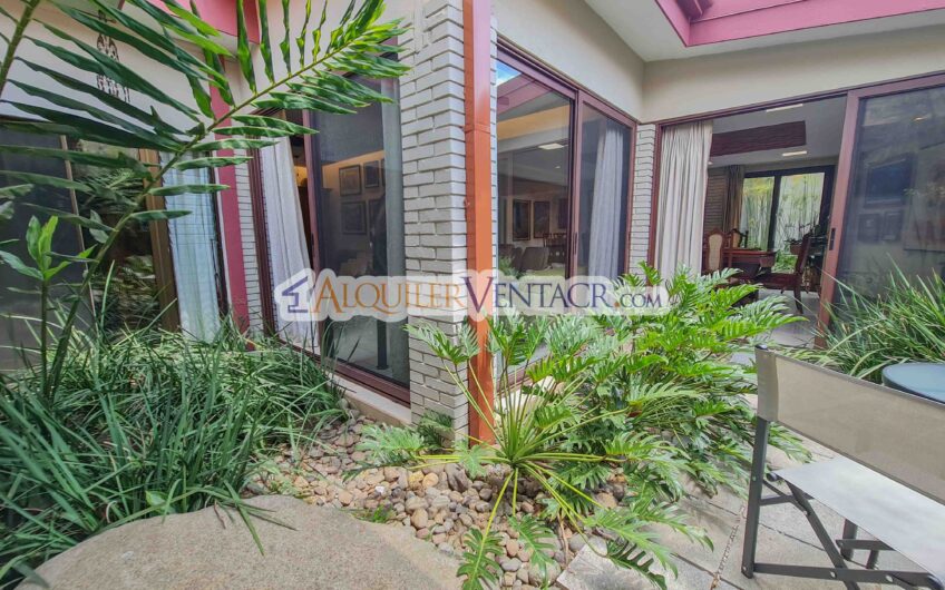 Casa de un nivel con uso de suelo mixto en San Rafael Escazú / sobre calle principal