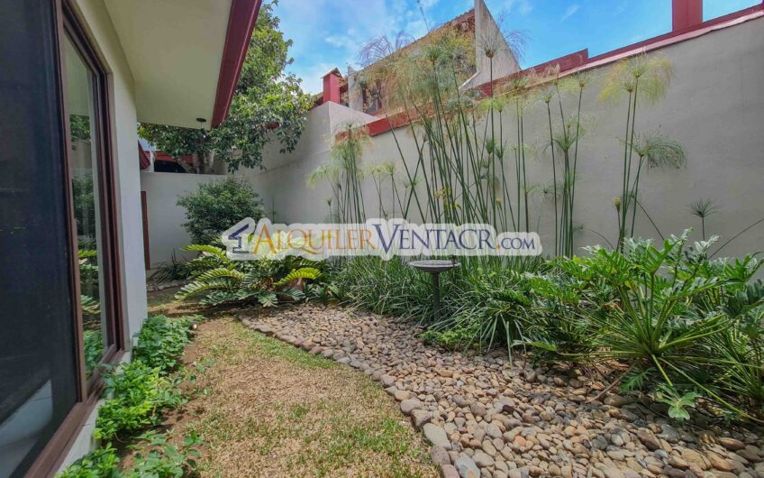 Casa de un nivel con uso de suelo mixto en San Rafael Escazú / sobre calle principal