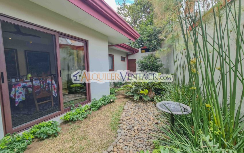 Casa de un nivel con uso de suelo mixto en San Rafael Escazú / sobre calle principal