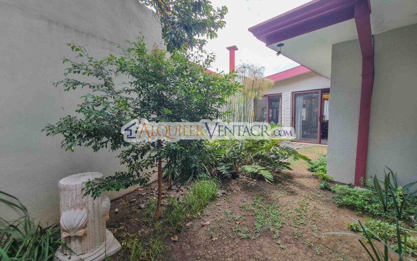 Casa de un nivel con uso de suelo mixto en San Rafael Escazú / sobre calle principal