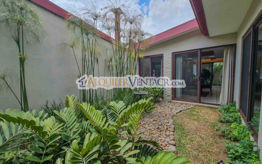 Casa de un nivel con uso de suelo mixto en San Rafael Escazú / sobre calle principal