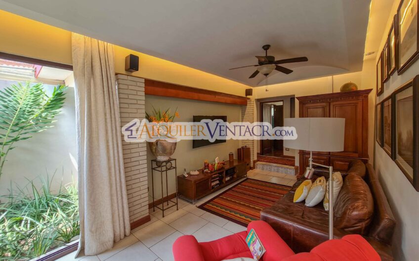 Casa de un nivel con uso de suelo mixto en San Rafael Escazú / sobre calle principal