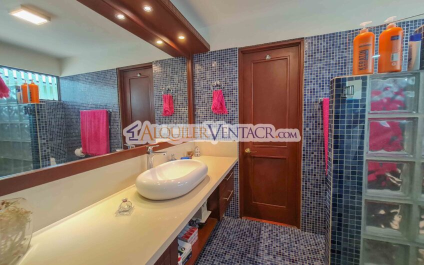 Casa de un nivel con uso de suelo mixto en San Rafael Escazú / sobre calle principal