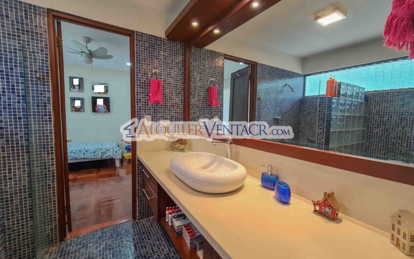 Casa de un nivel con uso de suelo mixto en San Rafael Escazú / sobre calle principal