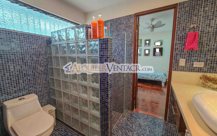 Casa de un nivel con uso de suelo mixto en San Rafael Escazú / sobre calle principal