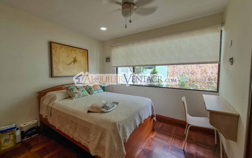 Casa de un nivel con uso de suelo mixto en San Rafael Escazú / sobre calle principal