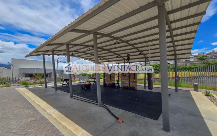 Casa con jardín en Condominio Guachipelín 3-10 Escazú