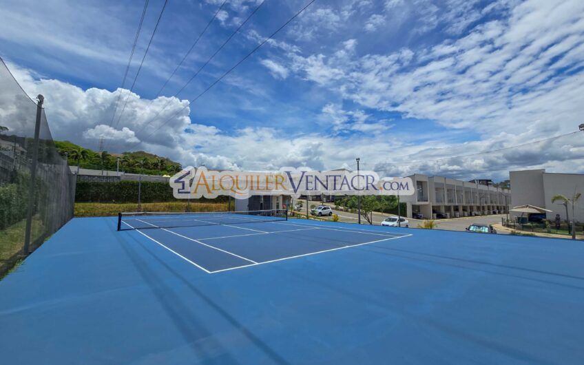 Casa con jardín en Condominio Guachipelín 3-10 Escazú