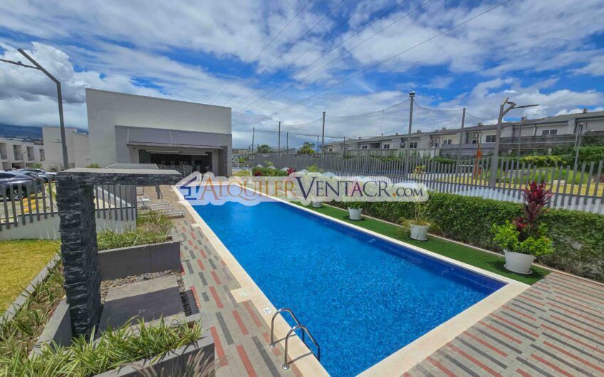 Casa con jardín en Condominio Guachipelín 3-10 Escazú