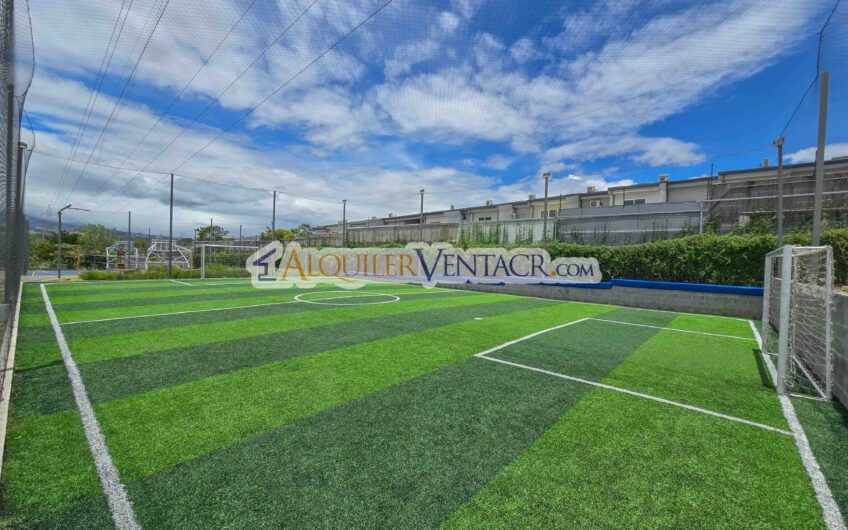 Casa con jardín en Condominio Guachipelín 3-10 Escazú