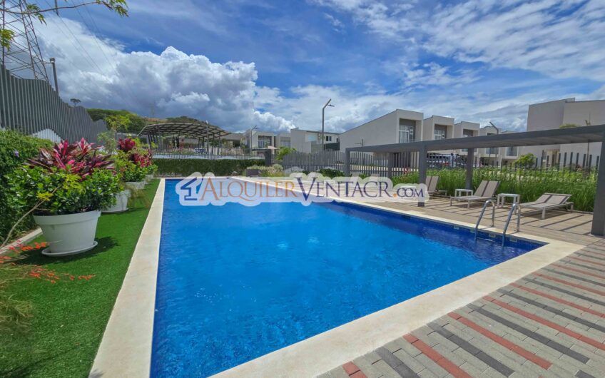 Casa con jardín en Condominio Guachipelín 3-10 Escazú