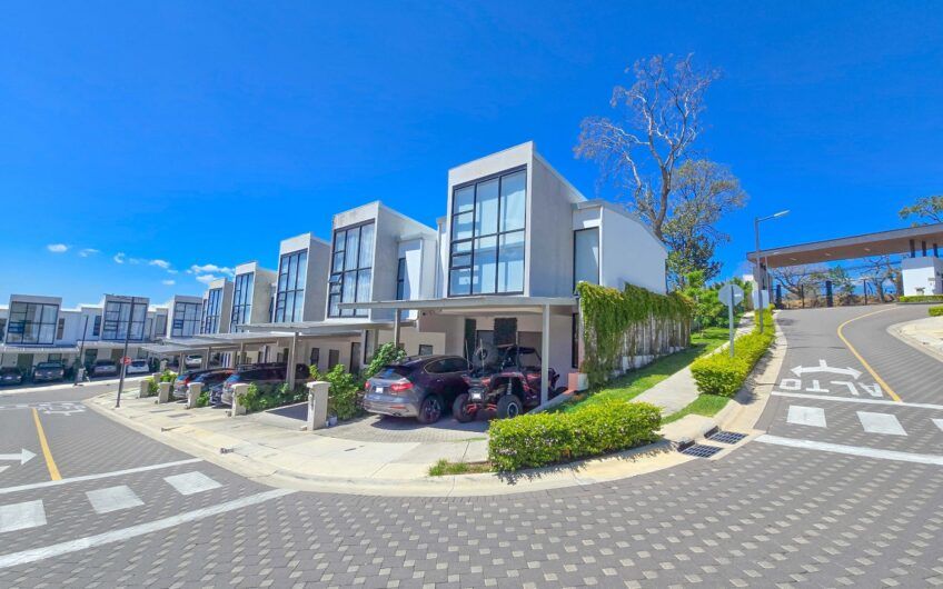 Casa esquinera en condominio con amenidades premium en Escazú Guachipelín