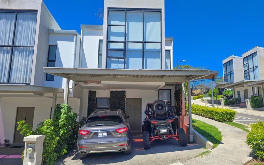 Casa esquinera en condominio con amenidades premium en Escazú Guachipelín