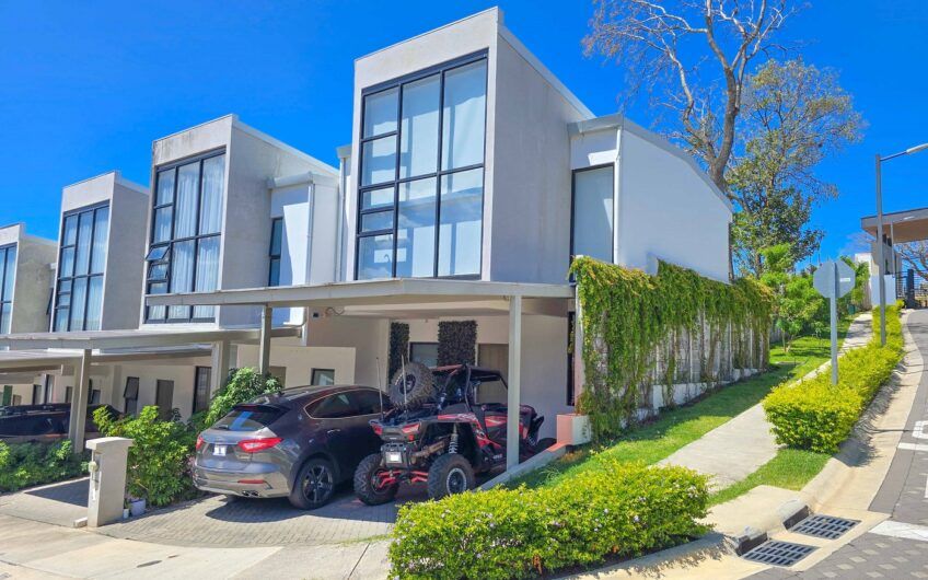 Casa esquinera en condominio con amenidades premium en Escazú Guachipelín