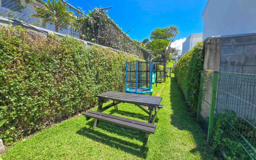 Casa esquinera en condominio con amenidades premium en Escazú Guachipelín