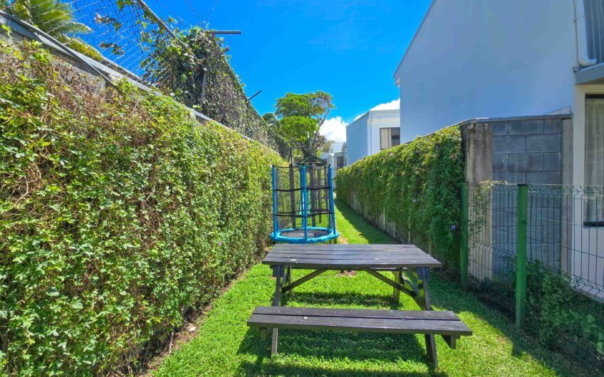 Casa esquinera en condominio con amenidades premium en Escazú Guachipelín