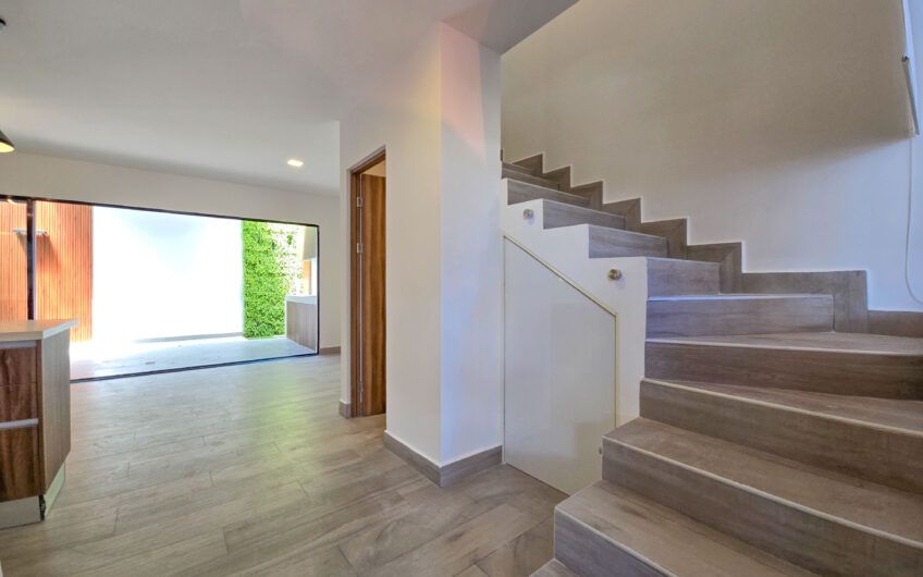 Casa esquinera en condominio con amenidades premium en Escazú Guachipelín