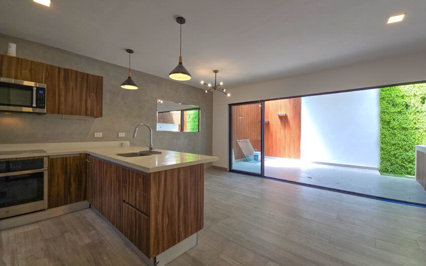 Casa esquinera en condominio con amenidades premium en Escazú Guachipelín