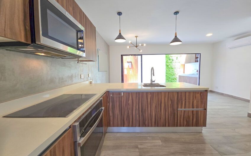 Casa esquinera en condominio con amenidades premium en Escazú Guachipelín