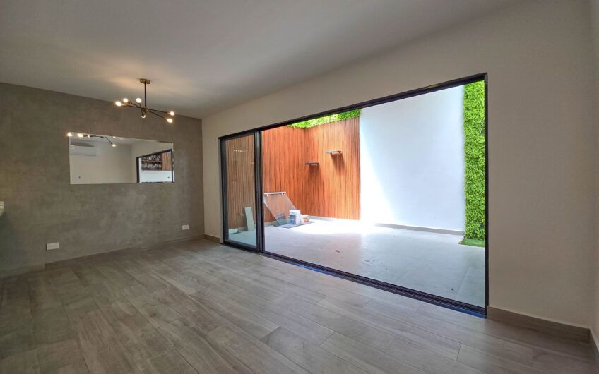 Casa esquinera en condominio con amenidades premium en Escazú Guachipelín