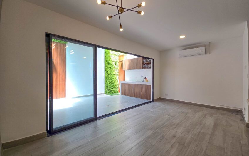 Casa esquinera en condominio con amenidades premium en Escazú Guachipelín